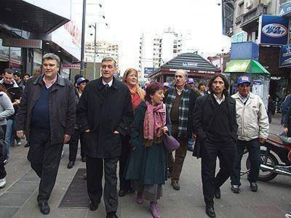 Binner recorri� las calles de Lomas junto a un oso