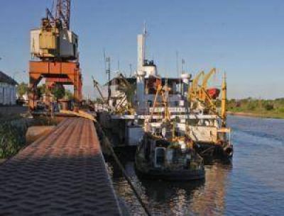 Sorprendi� el trabajo de la draga de V�as Navegables para preservar a Barranqueras