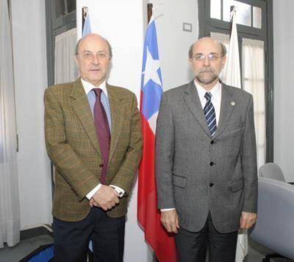 El Rector recibi� al C�nsul de Chile