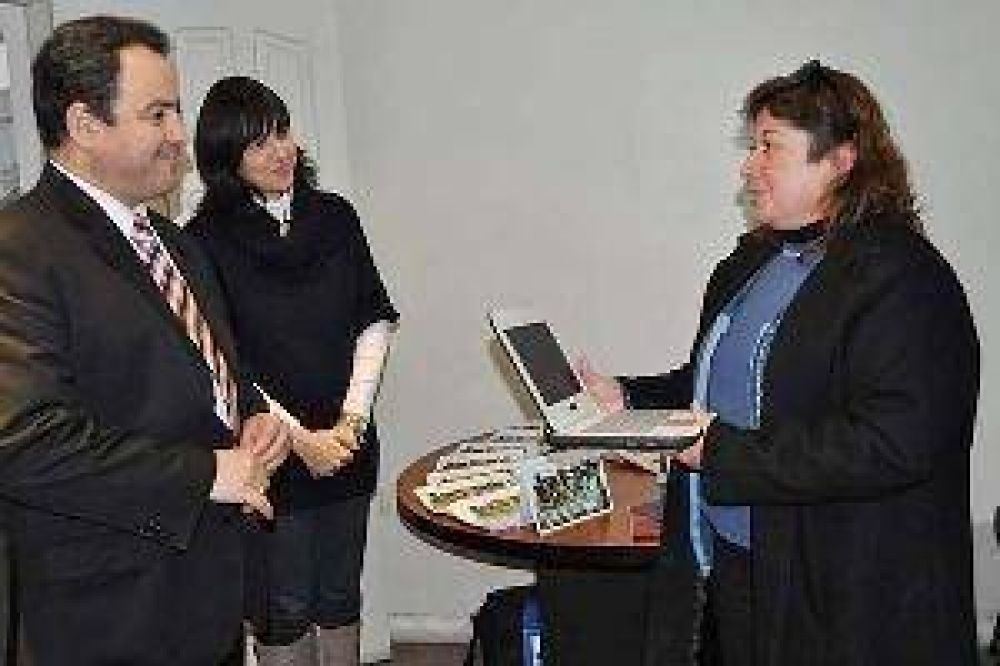 Entregan netbooks por el programa Conectar Igualdad