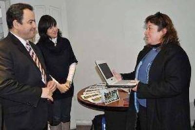 Entregan netbooks por el programa Conectar Igualdad