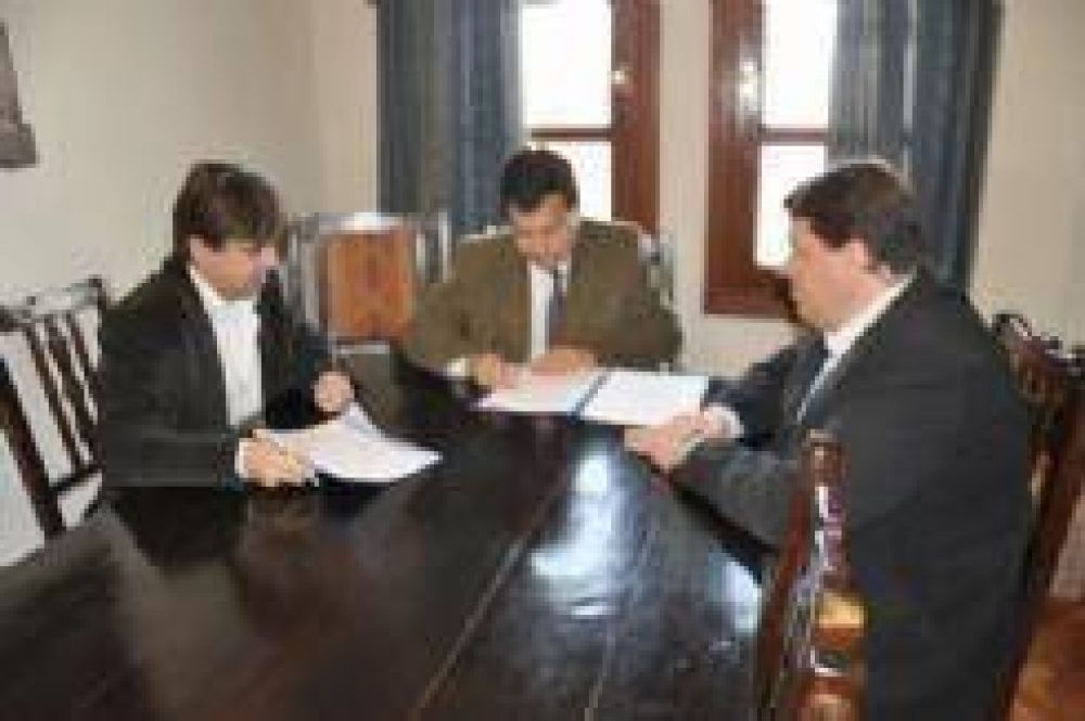 Firma de convenio de la Uisde con Producci�n