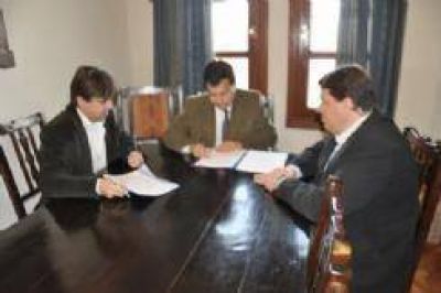 Firma de convenio de la Uisde con Producci�n