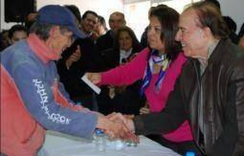 Menem cosecha respaldos y advierte: �Quien dijo que me fui. Nunca me fui�