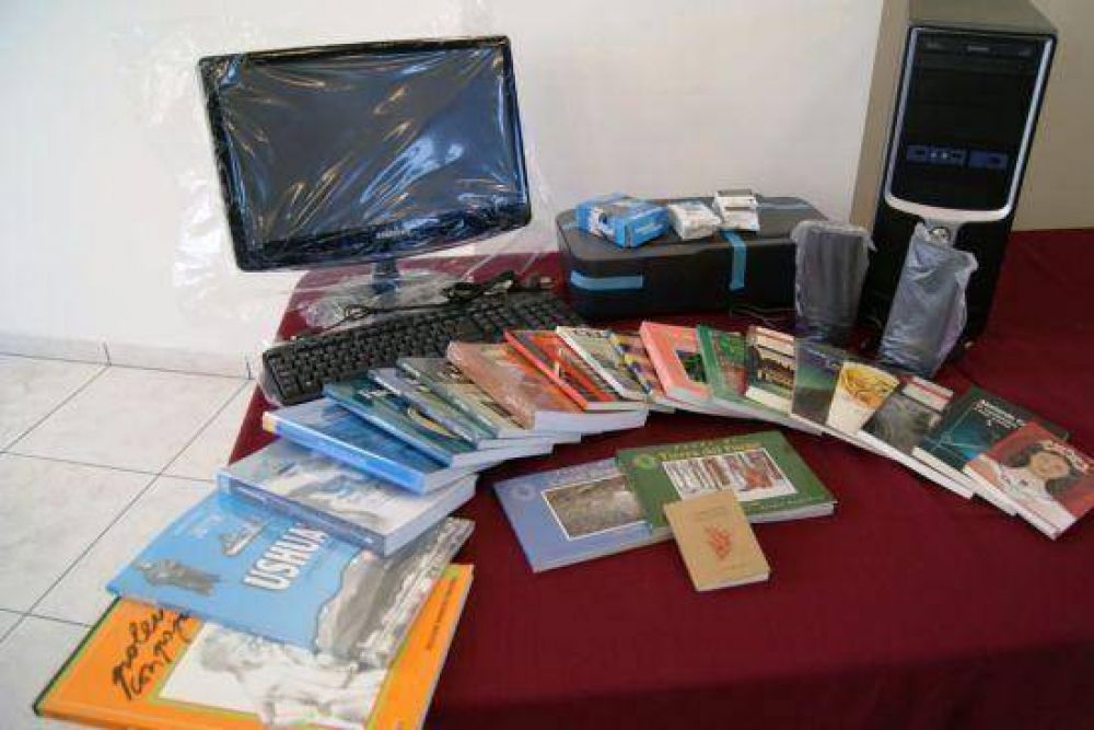 El Ministerio de educaci�n entreg� bibliograf�a y computadoras a bibliotecas escolares