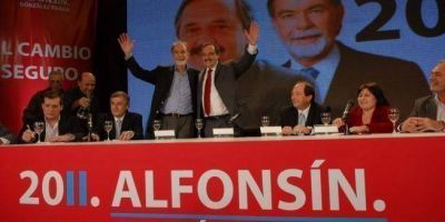 Alfons�n cerr� con un simulacro de conferencia y trat� a Boudou de "pobrecito�