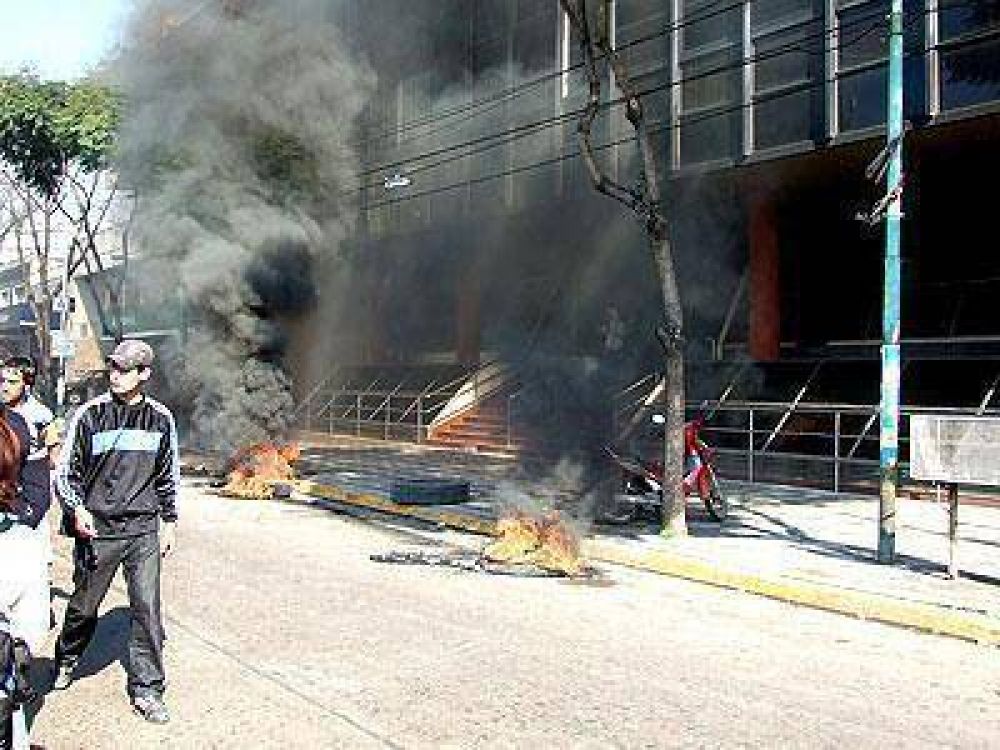  Los ocupantes de un predio protestaron para rechazar el desalojo