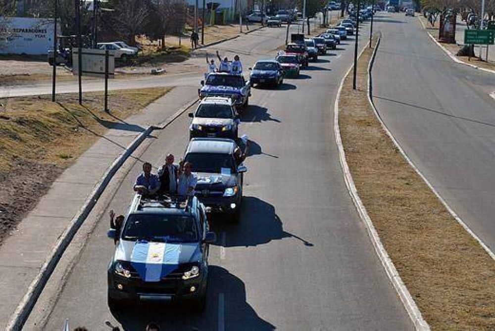 Una gran caravana del Frente para la Victoria con m�s de 150 veh�culos‏