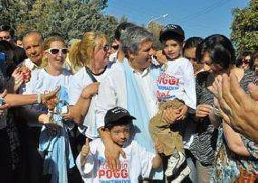 Poggi cerr� campa�a con una caminata por barrios del este