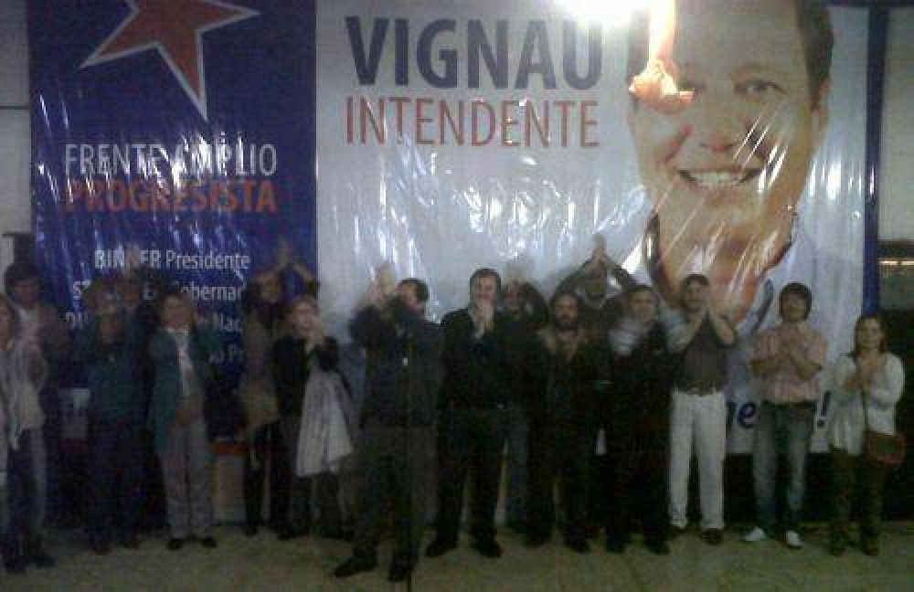 Vignau cerr� su campa�a con entusiasmo y colmado de personas