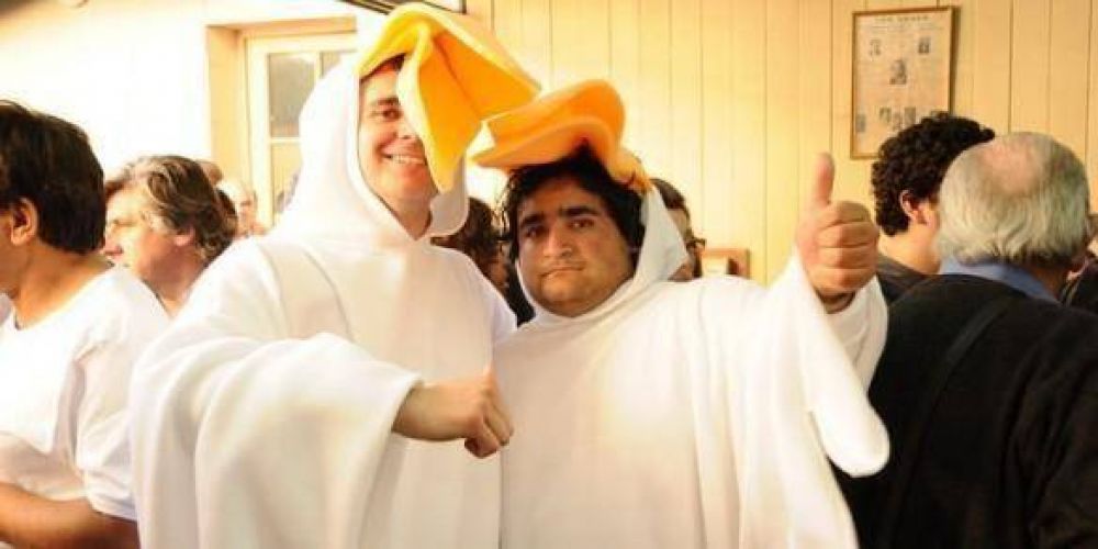 Mascotas del PD: militantes disfrazados de gansos animaron el acto de Rodr�guez Sa�