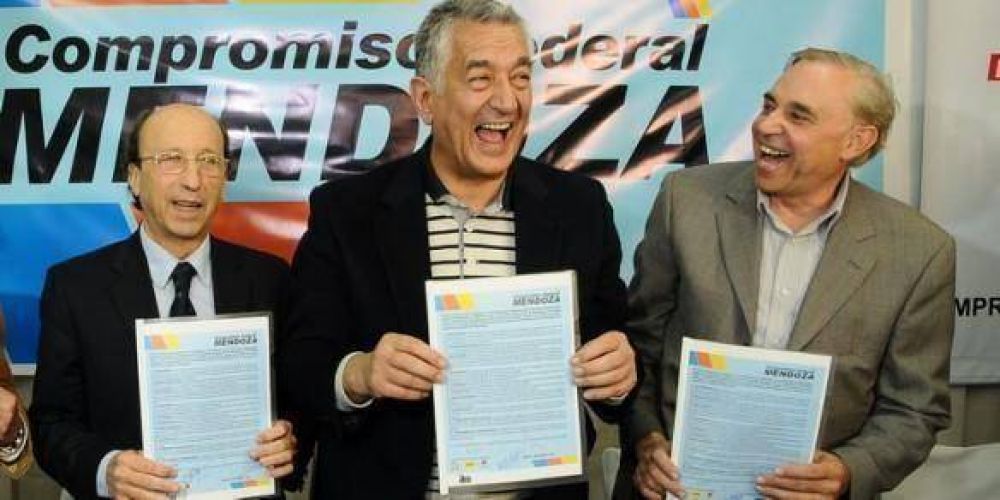 Rodr�guez Sa� cerr� campa�a en Mendoza y dijo que subir� al podio el domingo