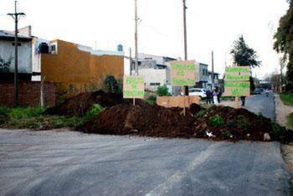 Vecinos del barrio ex-Papeleros cortaron la calle como protesta