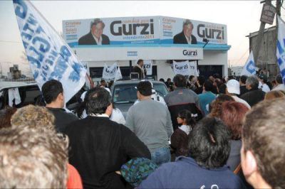 Daniel Gurzi cerr� su campa�a para las elecciones del domingo con una ruidosa caravana