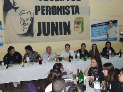 Cena de la Juventud Peronista en apoyo a H�ctor Azil