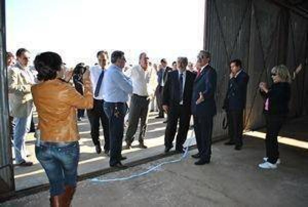 El gobernador inaugur� el nuevo aer�dromo de Ituzaing�