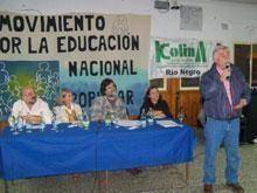 Afirma que es bueno que Mango y otros dirigentes de la UnTER �se saquen las caretas�