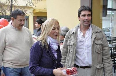 En el cierre de campa�a, Tonini hizo otra caminata por el centro 