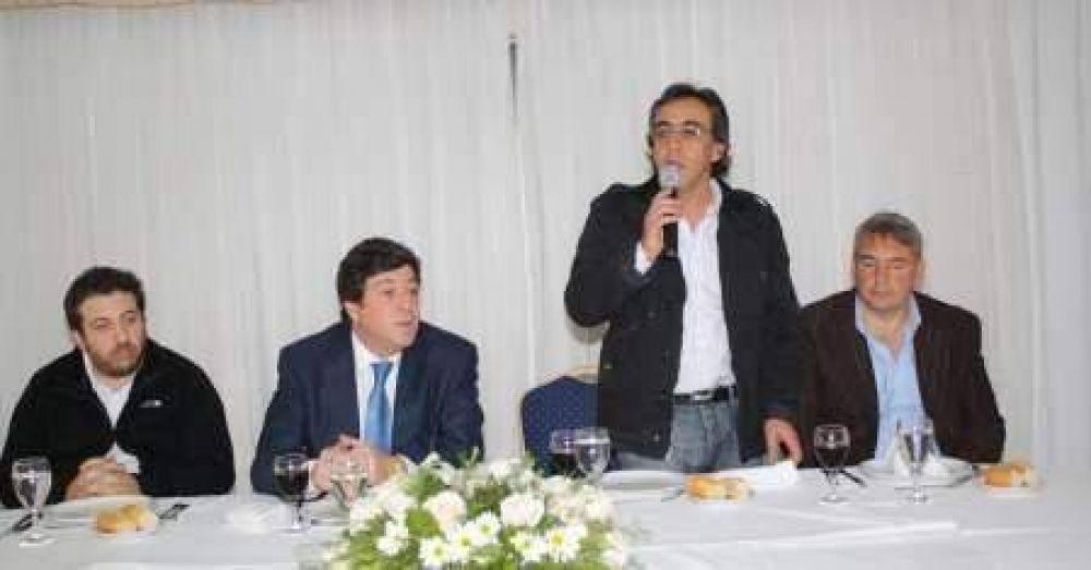 Sandro Guzm�n en un asado con Mariotto, D�Onofrio y Walter Blanco