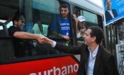 Rial cerr� campa�a en contacto con vecinos de Munro y Carapachay