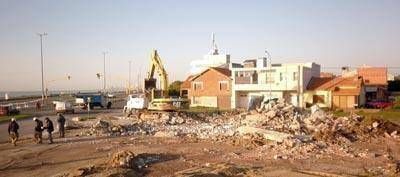 La Municipalidad demoli� una estaci�n de servicio abandonada