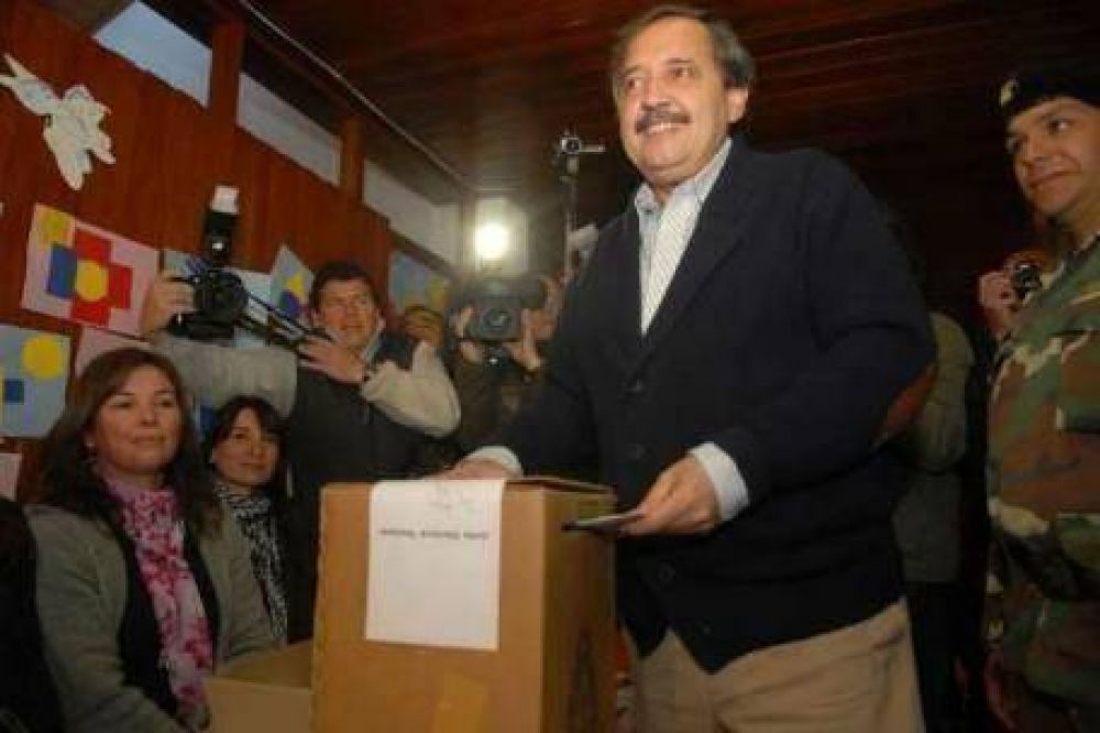 Arrancaron las elecciones primarias y Alfons�n las calific� como "un ensayo general"