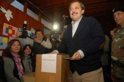 Arrancaron las elecciones primarias y Alfons�n las calific� como "un ensayo general"