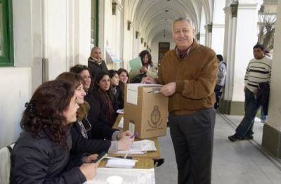 Miguel Angel Prince fue el �ltimo precandidato en votar