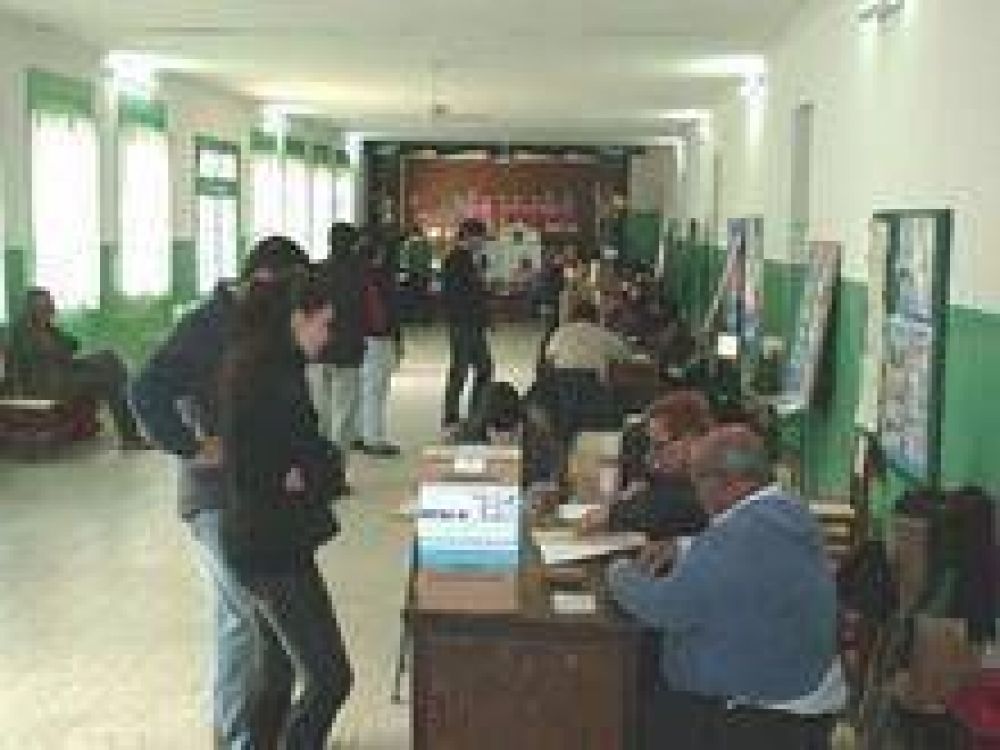 Un promedio del 70% del padr�n sufrag� en localidades del Interior
