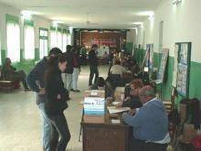 Un promedio del 70% del padr�n sufrag� en localidades del Interior