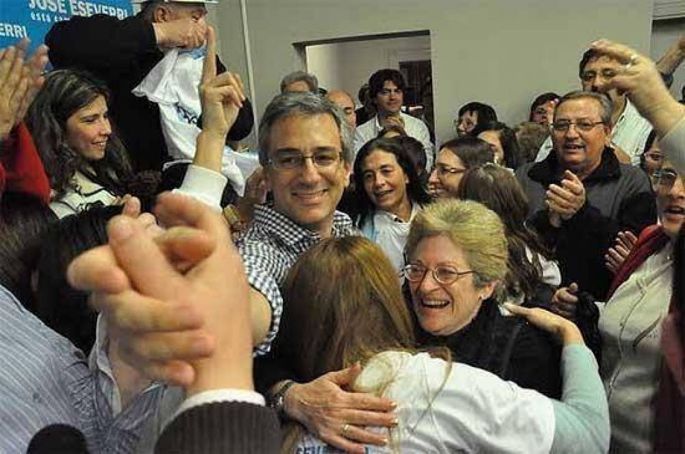 El intendente Jos� Eseverri arras� en las urnas y le sac� m�s de 30 puntos al segundo, Cladera