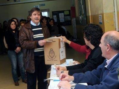 "M�s de 15 puntos son muy dif�ciles de torcer", advirti� N�stor Auza