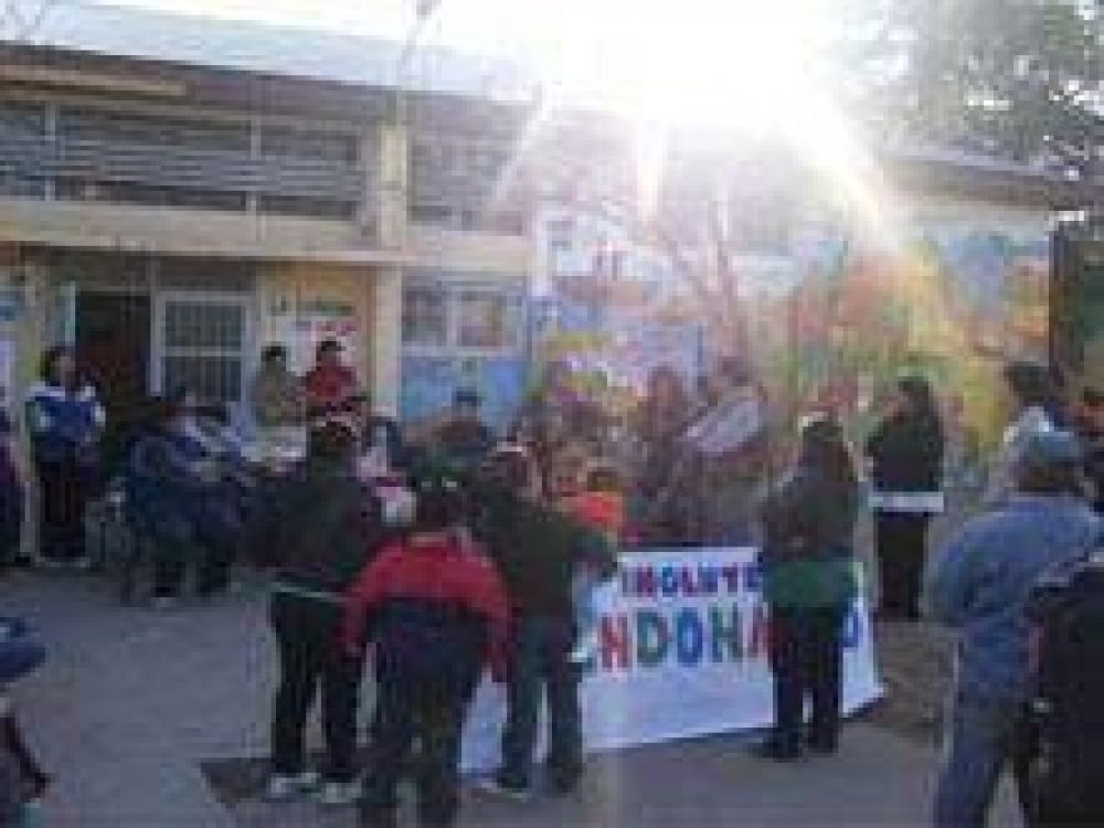 UnTER Roca acompa�a toma pac�fica de establecimiento