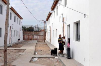 Familias que viv�an en las inmediaciones de la Ribera ya son due�os de su nueva casa