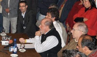 Busti felicit� a ganadores, confirm� que no se baja y evadi� preguntas