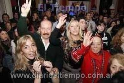 PRIMARIAS 2011: Jos� Inza dibuj� una sonrisa en el kirchnerismo azule�o