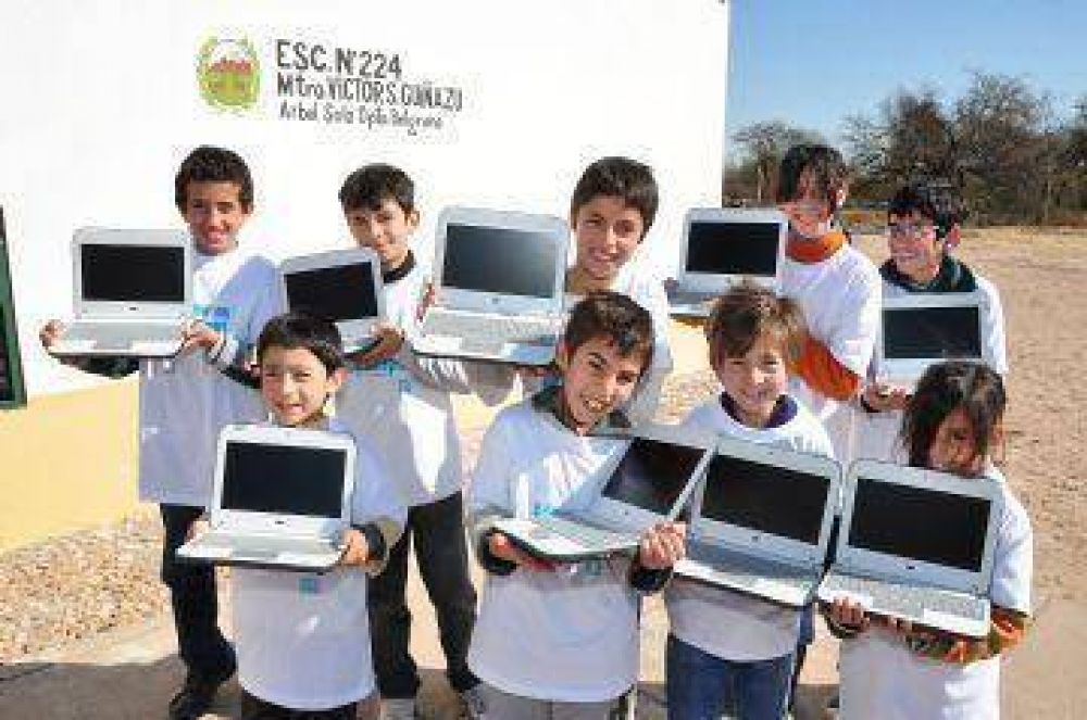 Completaron la entrega de computadoras en el interior provincial  