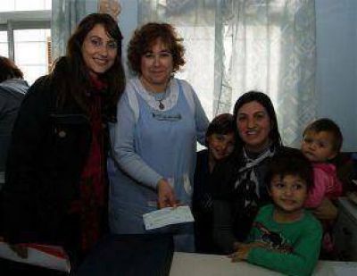 LUJ�N - LA INTENDENTA ENTREG� SUBSIDIOS A ESCUELAS DE OPEN DOOR