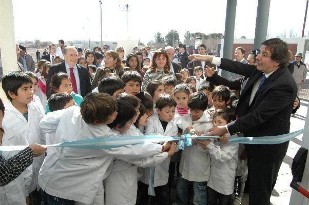 Jorge y Sileoni inauguraron albergue en Algarrobo
