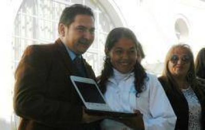La entrega de notebooks por parte del Estado �es un acto de justicia social�