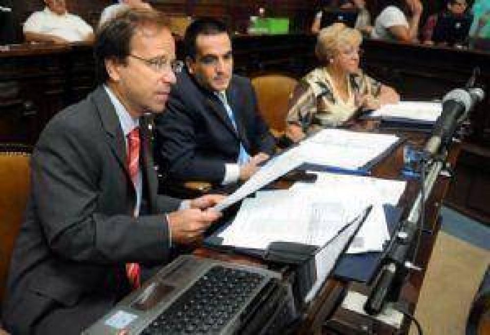 Tras la primaria, la Legislatura se despereza, pero no tanto 