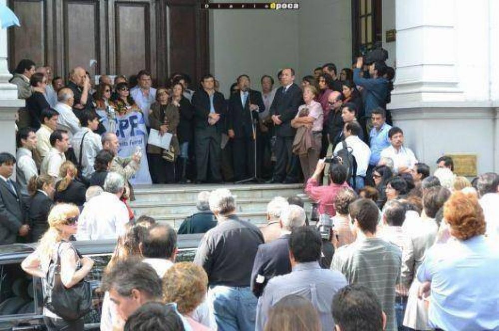 Pol�ticos despidieron los restos mortales de Hugo Peri�