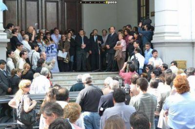 Pol�ticos despidieron los restos mortales de Hugo Peri�