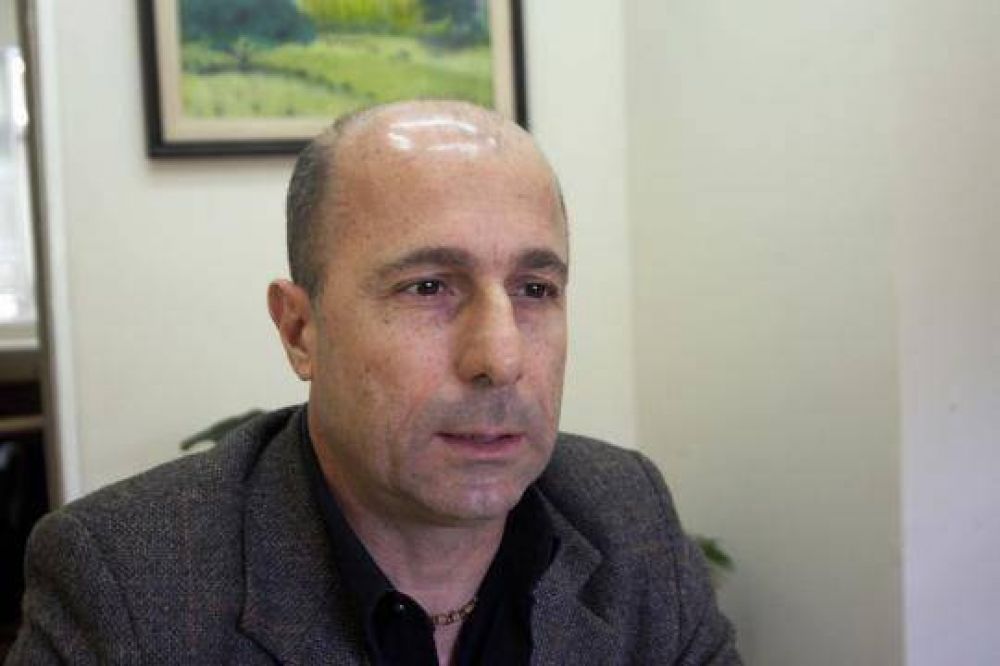 Un productor frut�cola "debe invertir unos 10 mil d�lares anuales por hect�rea y contratar uno o dos trabajadores por hect�rea�