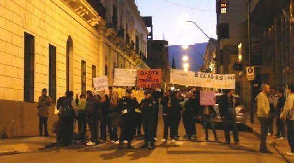 Becados cortan calle y denuncian por nepotismo al ministro Jos� Vega