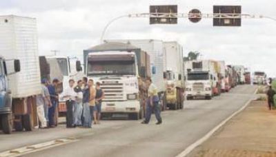 Moyano bloque� puertos bonaerenses y amenaz� frenar exportaciones de granos