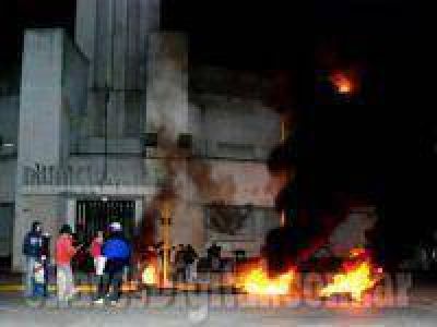5 familias prendieron fuego en la puerta de la municipalidad.