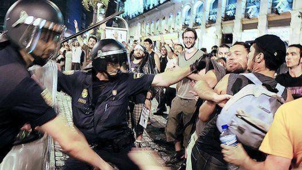 Incidentes en una masiva marcha contra la visita del Papa a Madrid