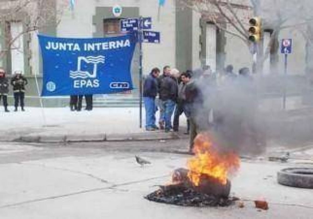 Incidentes entre polic�as y estatales en la Gobernaci�n 