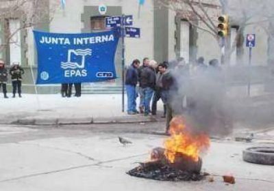Incidentes entre polic�as y estatales en la Gobernaci�n 